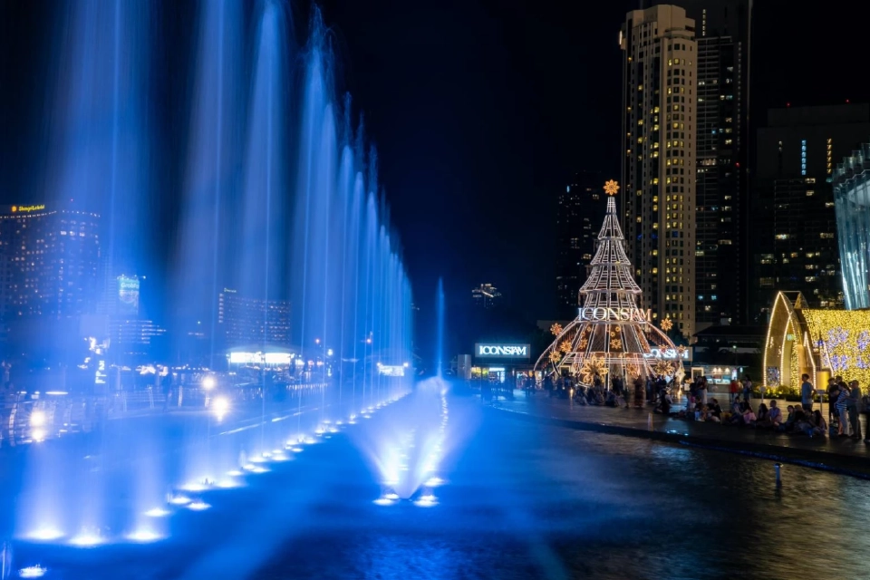 ต้นคริสต์มาส 20 เมตร ริมเจ้าพระยา ไอคอนสยาม จัดเต็ม The Thaiconic Lighting Symphony