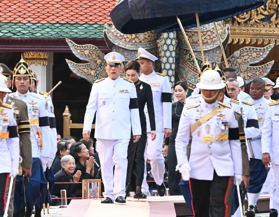 ในหลวง พระราชินี ทรงเปลี่ยนเครื่องทรงฤดูฝนเป็นเครื่องทรงฤดูหนาว ถวายพระแก้วมรกต