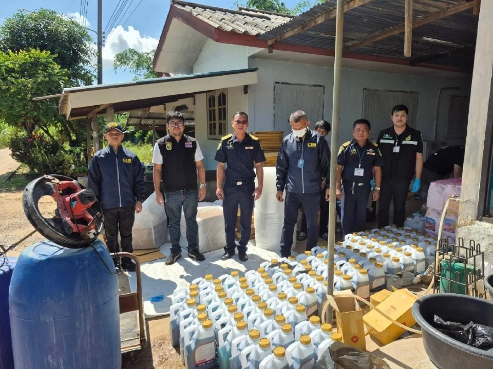 บุกทลายสถานผลิตสารอันตรายเถื่อน พิษณุโลก ยึดของกลางอื้อ