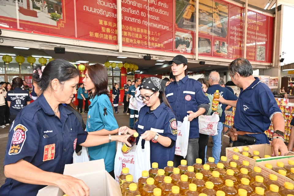 ป่อเต็กตึ๊งระดมกำลังส่งทีมลุยช่วยน้ำท่วมหาดใหญ่-แจกถุงยังชีพ