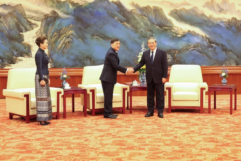 'ในหลวง-พระราชินี' เสด็จฯ จัตุรัสเทียนอันเหมิน พิธีสวนสนามรับเสด็จฯอย่างสมพระเกียรติ