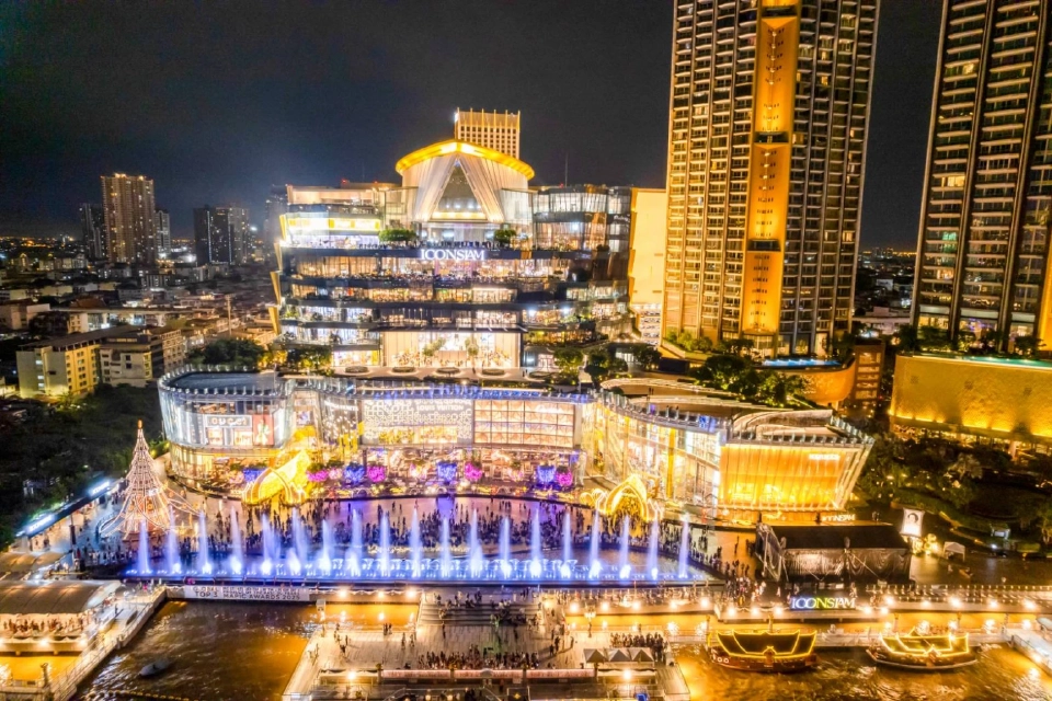 ต้นคริสต์มาส 20 เมตร ริมเจ้าพระยา ไอคอนสยาม จัดเต็ม The Thaiconic Lighting Symphony