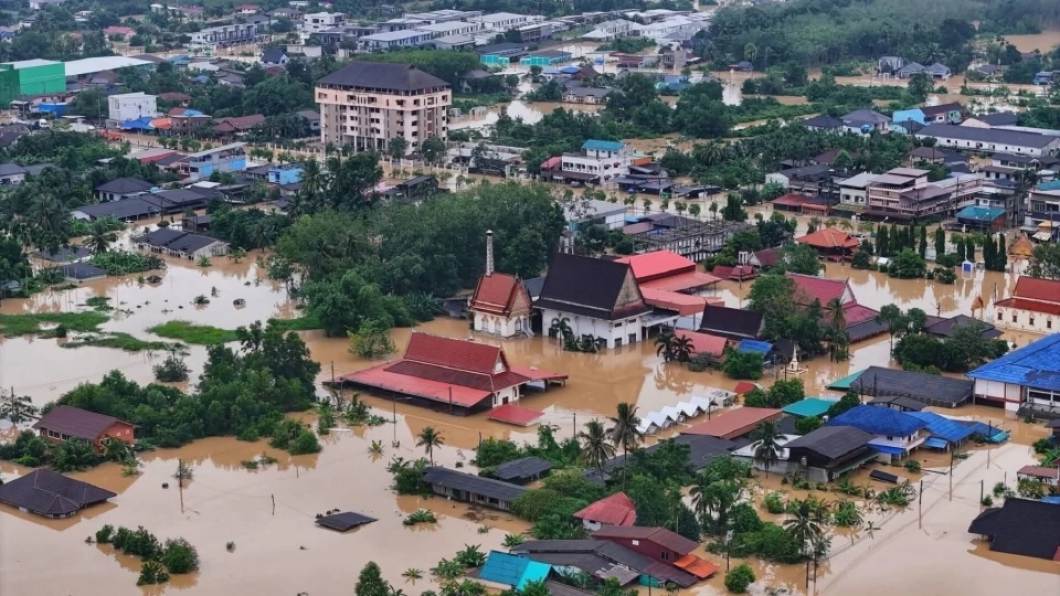 ‘รัฐมนตรีฯ สันติ’ สั่ง สคบ. ใช้มาตรการเร่งด่วน ช่วยภัยน้ำท่วมหาดใหญ่