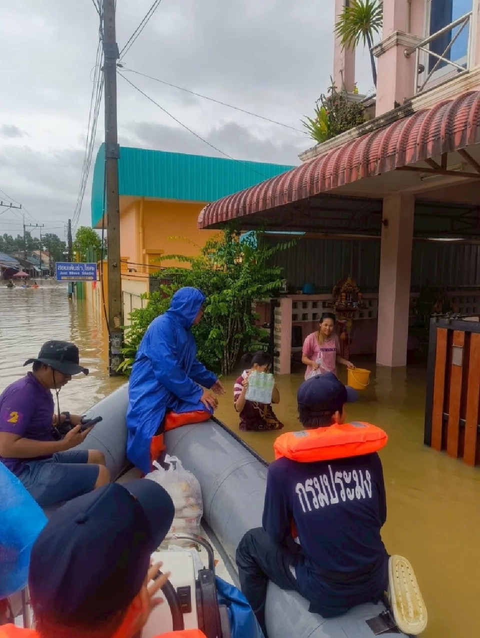 ซีพี ระดมบริษัทในเครือ ช่วยน้ำท่วมภาคใต้ ส่งอาหาร–น้ำดื่ม–สัญญาณสื่อสาร ช่วยหาดใหญ่–ยะลา–ปัตตานี