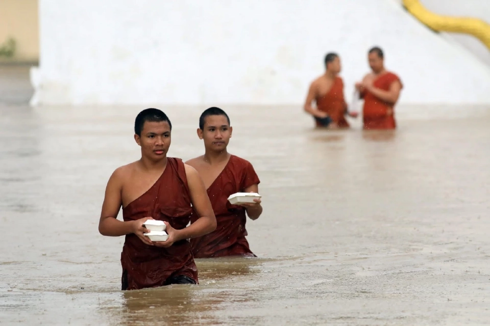 น้ำทะเลหนุนฝนซ้ำเกาะยอ ชาวบ้านทยอยอพยพ