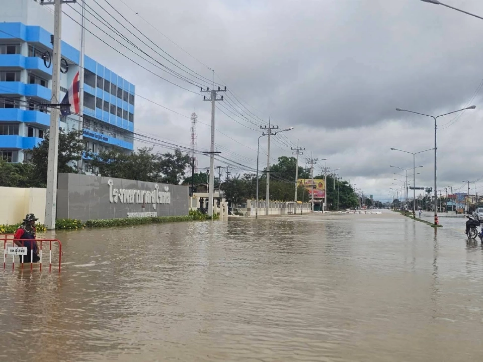 พายุ "คัลแมกี" ซัด รพ. 5 แห่ง สธ.แจ้งยังเปิดบริการได้ แม้เจอน้ำท่วม