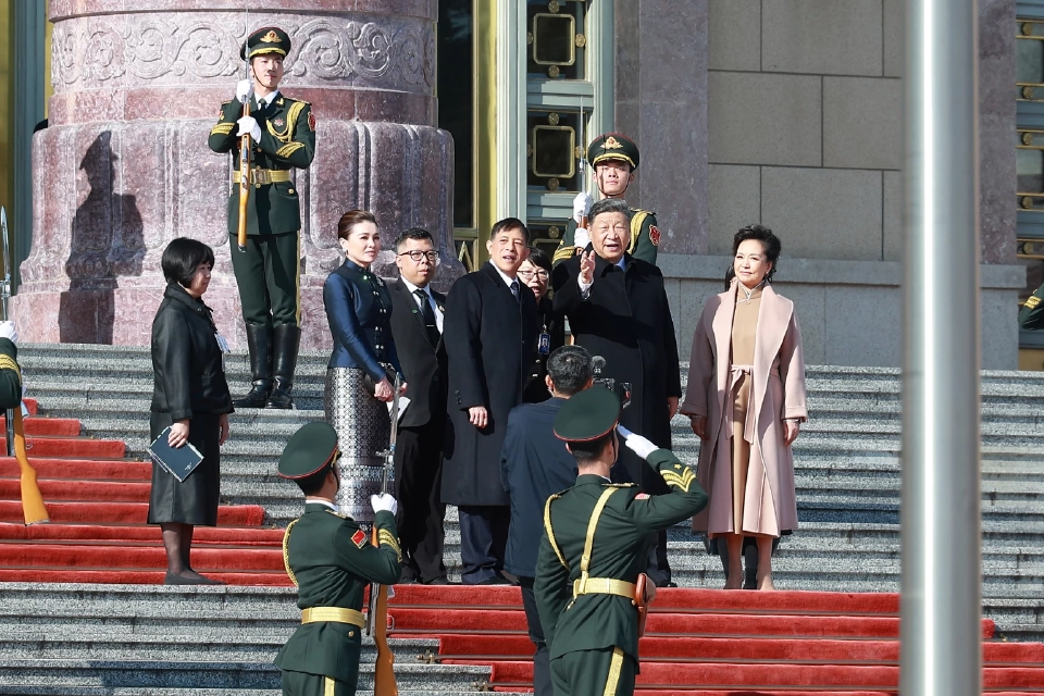 'ในหลวง-พระราชินี' เสด็จฯ จัตุรัสเทียนอันเหมิน พิธีสวนสนามรับเสด็จฯอย่างสมพระเกียรติ