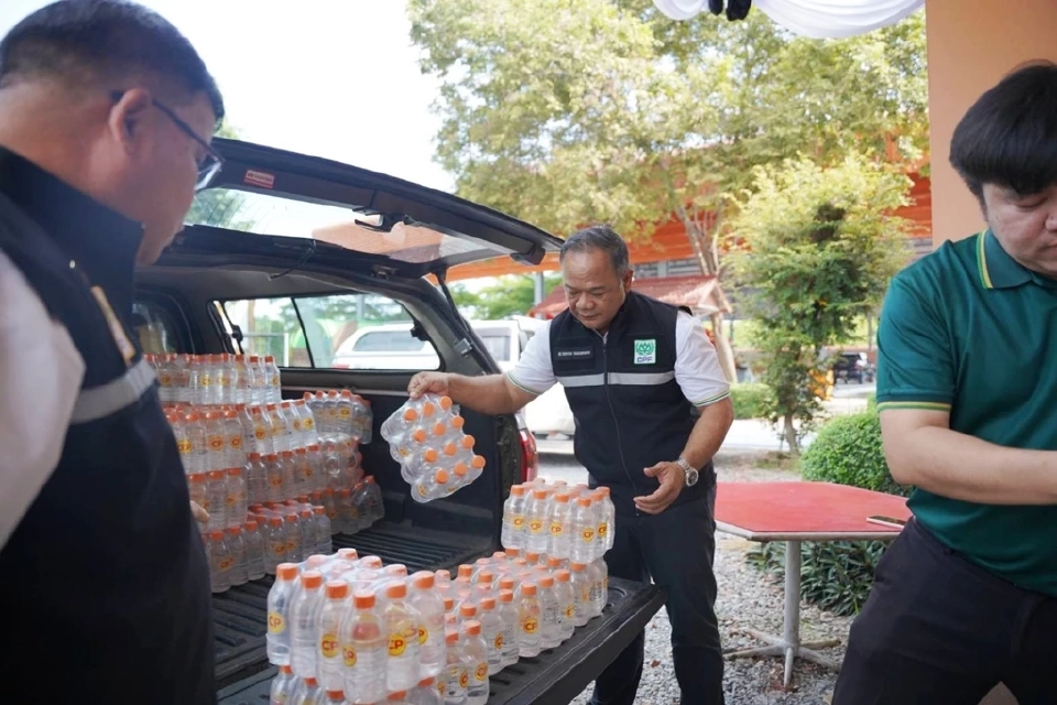 “ซีพีเอฟอยู่เคียงข้างทุกวิกฤต” ส่งความช่วยเหลือถึงคนอ่างทอง เติมกำลังใจฝ่าน้ำท่วม 