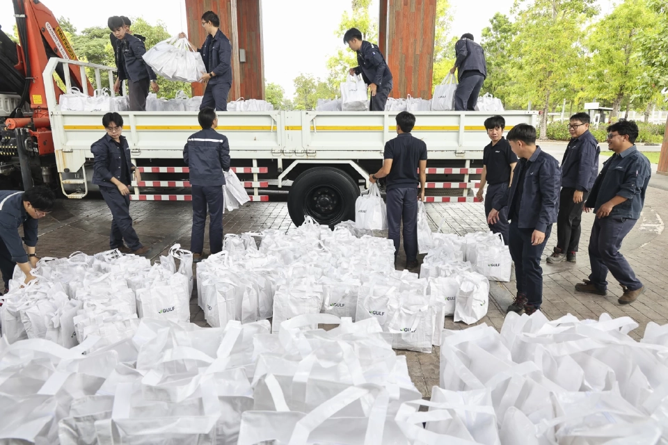 'กัลฟ์' เดินหน้ามอบถุงยังชีพ 1,000 ชุด ช่วยเหลือผู้ประสบภัยน้ำท่วมในพื้นที่ จ.พระนครศรีอยุธยา