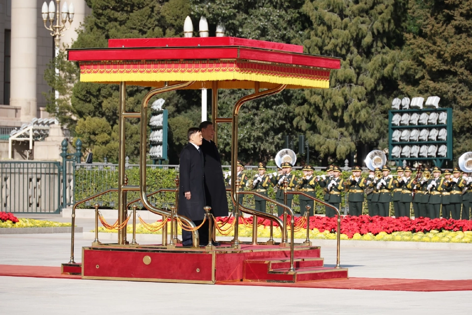 'ในหลวง-พระราชินี' เสด็จฯ จัตุรัสเทียนอันเหมิน พิธีสวนสนามรับเสด็จฯอย่างสมพระเกียรติ
