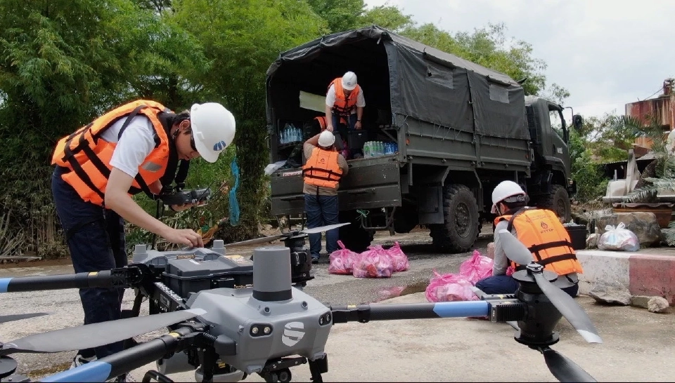 ฝ่าวิกฤต ‘น้ำท่วมหาดใหญ่’ สไกลเลอร์ฯ ส่งโดรนขนถุงยังชีพ-เวชภัณฑ์ช่วยผู้ประสบภัย
