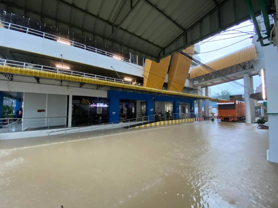 รพ.หาดใหญ่น้ำท่วมสูง ยังรักษาผู้ป่วยใน-วิกฤติ-ฉุกเฉินได้ปกติ