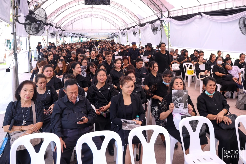 นายกฯ ตรวจเยี่ยมการให้บริการปชช. เข้าถวายสักการะพระบรมศพ