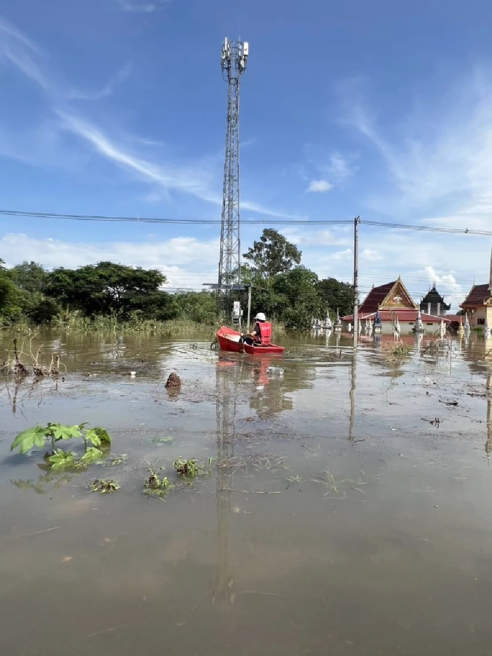 ทรูส่งทีมเรือเข้าพื้นที่สิงห์บุรี คุ้มสัญญาณมือถือช่วงน้ำท่วม
