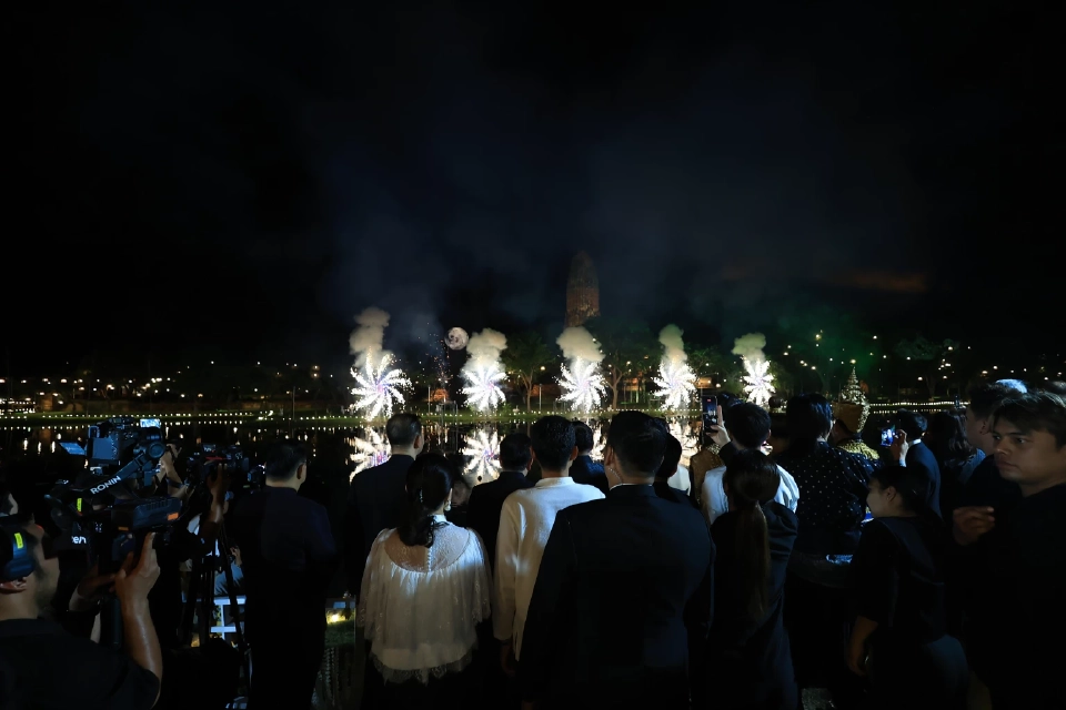 เปิดภาพลอยกระทง Maha Loi Krathong @อยุธยา น้อมรำลึก 'สมเด็จพระพันปีหลวง'