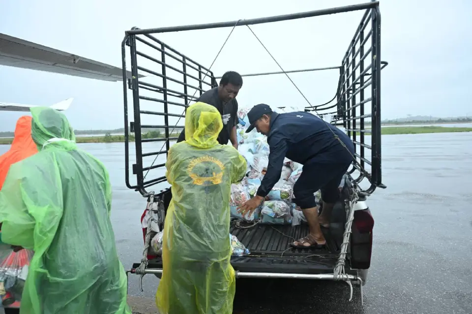 กระทรวงเกษตรฯ ระดมเครื่องบินฝนหลวง ลำเลียงเสบียงช่วยอุทกภัย ‘นราธิวาส–ชายแดนใต้’ กว่าพันชุด