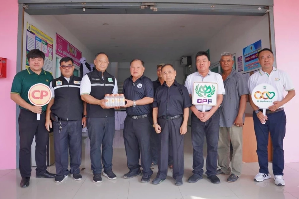 “ซีพีเอฟอยู่เคียงข้างทุกวิกฤต” ส่งความช่วยเหลือถึงคนอ่างทอง เติมกำลังใจฝ่าน้ำท่วม 