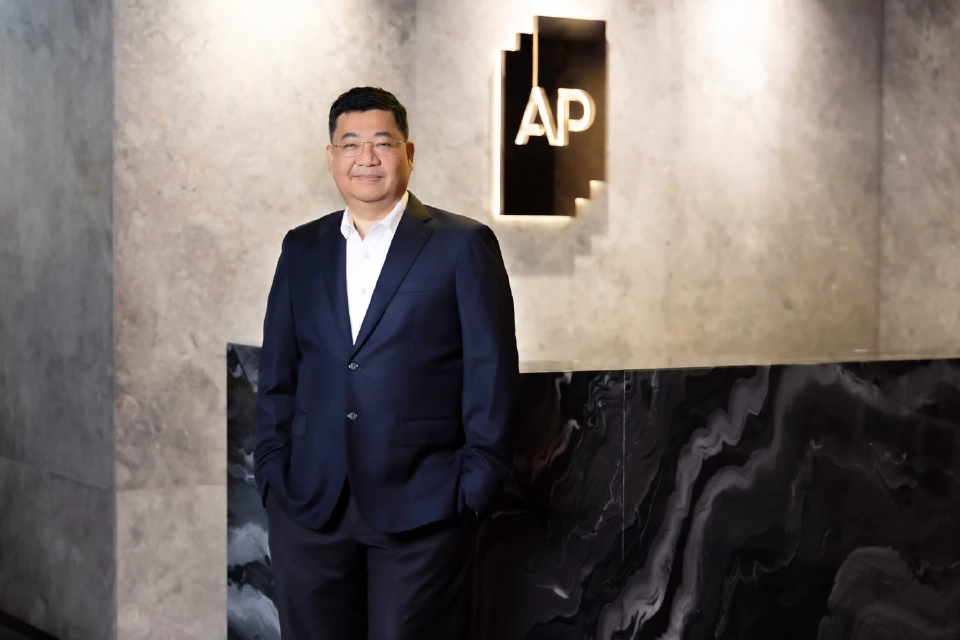 รัชต์ชยุตม์ นันทโชติโสภณ