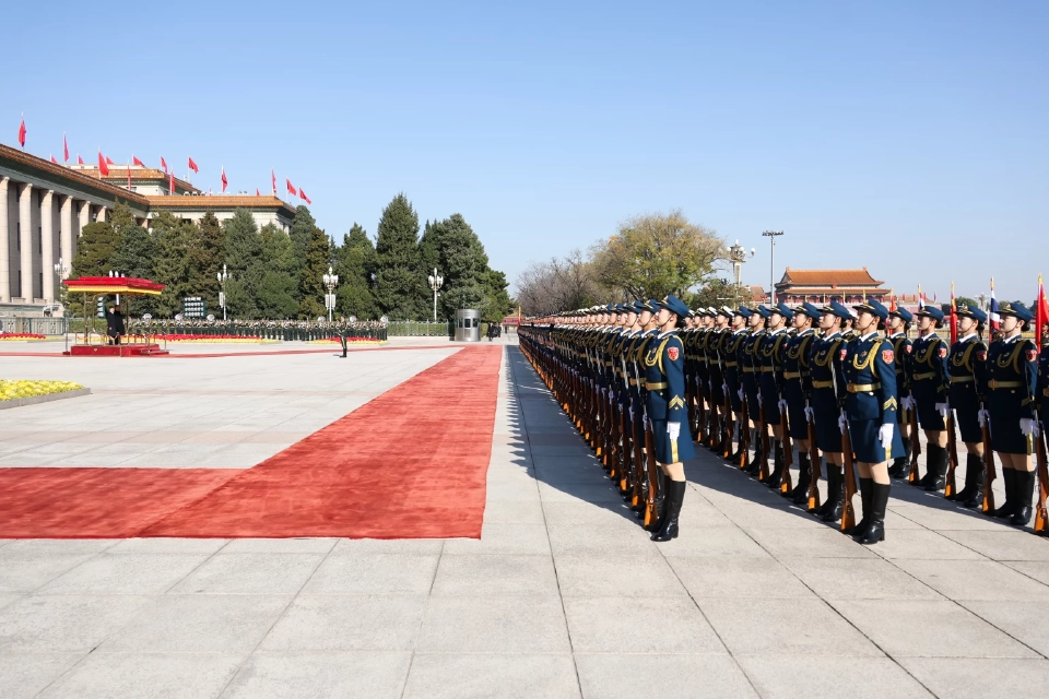 'ในหลวง-พระราชินี' เสด็จฯ จัตุรัสเทียนอันเหมิน พิธีสวนสนามรับเสด็จฯอย่างสมพระเกียรติ