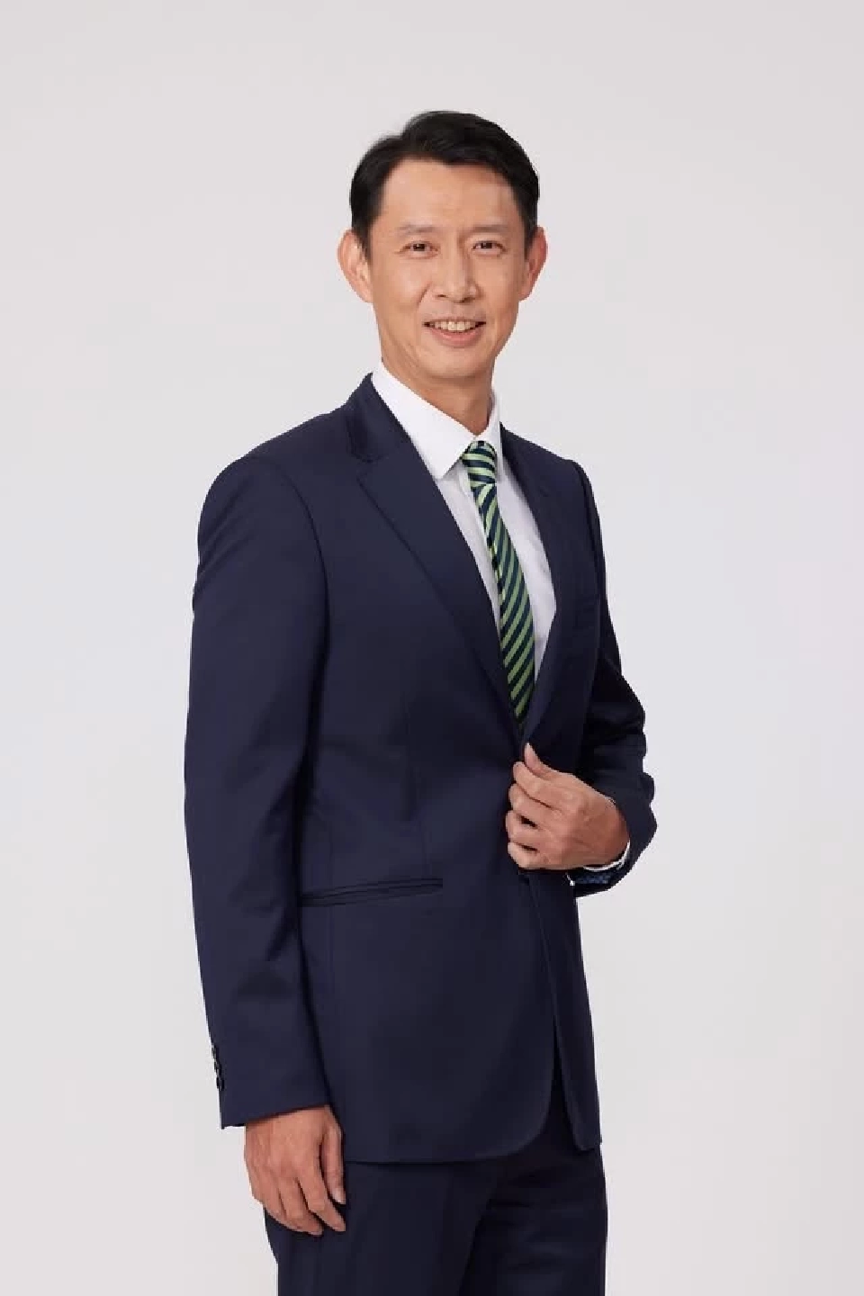 ธีร์ สีอัมพรโรจน์ รองประธานเจ้าหน้าที่บริหาร ด้านการเงิน เอไอเอส