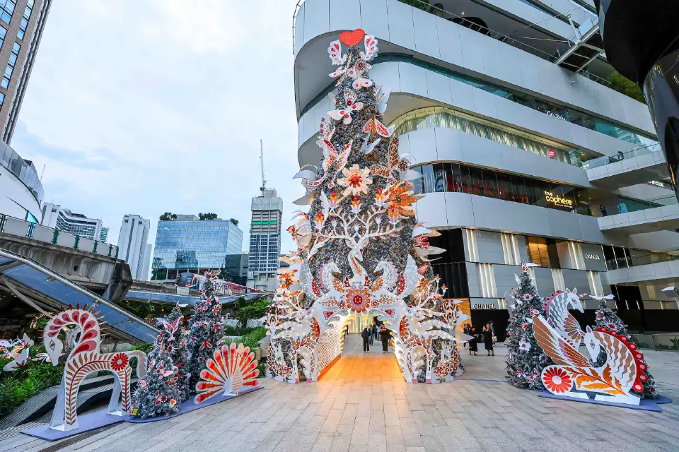 ดูไฟปีใหม่ EM DISTRICT เจอ 'น้องหมีเนย' พร้อมลุ้นรางวัลใหญ่ 30 ล้าน