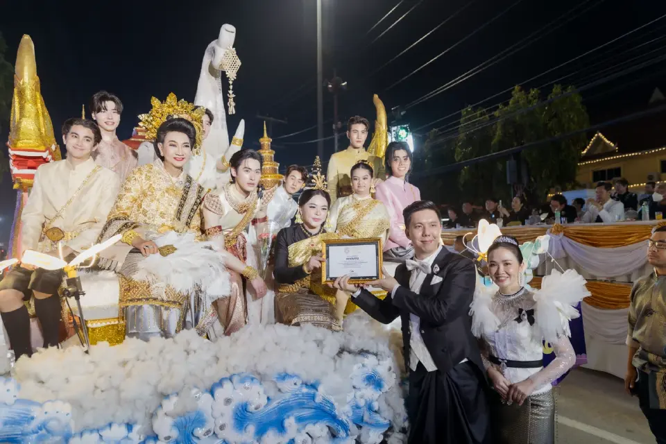 'ยี่เป็งเชียงใหม่' สุดอลังการ 'มาดามหยก' แต่งชุดไทยร่วมขบวนกระทงใหญ่