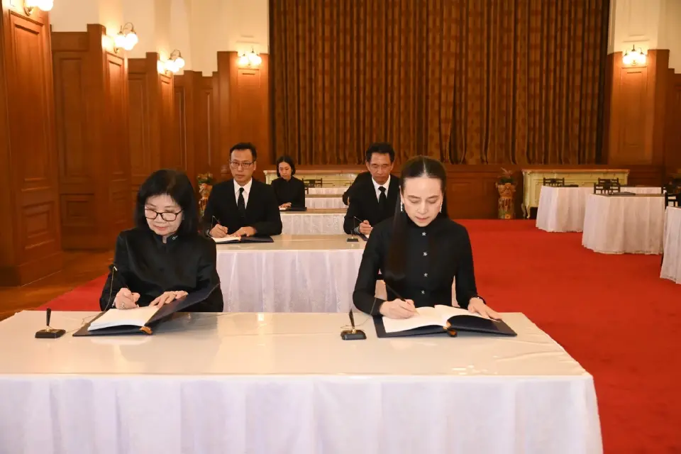 เมืองไทยประกันภัย เข้าถวายสักการะพระบรมศพ สมเด็จพระบรมราชชนนีพันปีหลวง