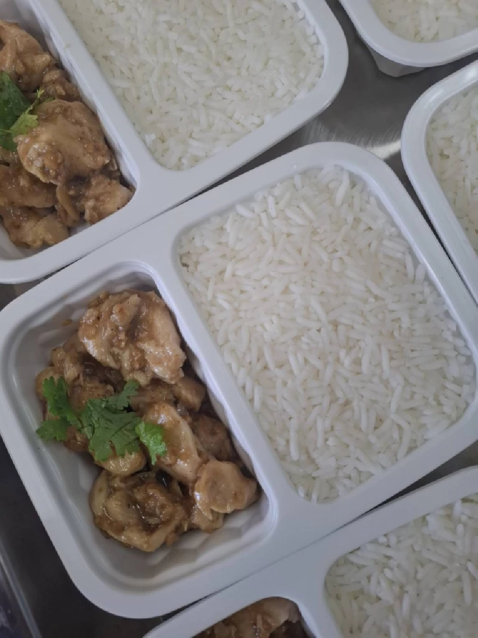 เอกา โกลบอล ขนบรรจุภัณฑ์ยืดอายุอาหารส่งมอบ มอ. ช่วยน้ำท่วมหาดใหญ่