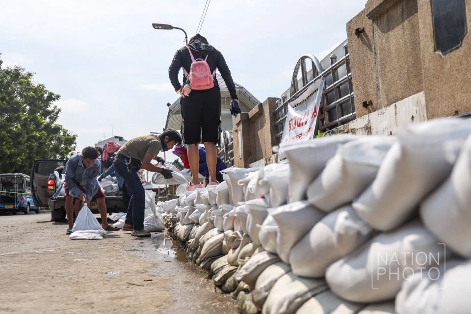 เร่งเสริมกระสอบทราย “ท่าน้ำนนท์” รับน้ำทะเลหนุน
