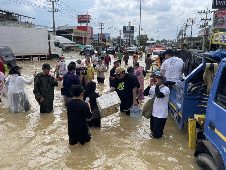 “นิพนธ์-สรรเพชญ”ลุยแจกอาหารช่วยผู้ประสบภัยน้ำท่วมสงขลา เป็นวันที่ 4