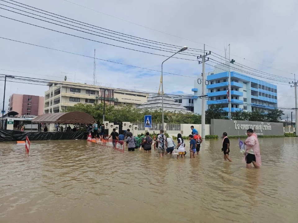 พายุ "คัลแมกี" ซัด รพ. 5 แห่ง สธ.แจ้งยังเปิดบริการได้ แม้เจอน้ำท่วม