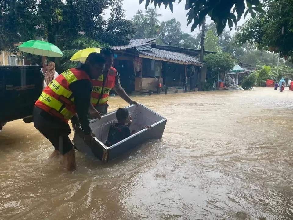 “สุชาติ”สั่งเคลื่อน ฮ.ทส.–กรมอุทยานฯ ลง 4 จังหวัดช่วยน้ำท่วมใต้
