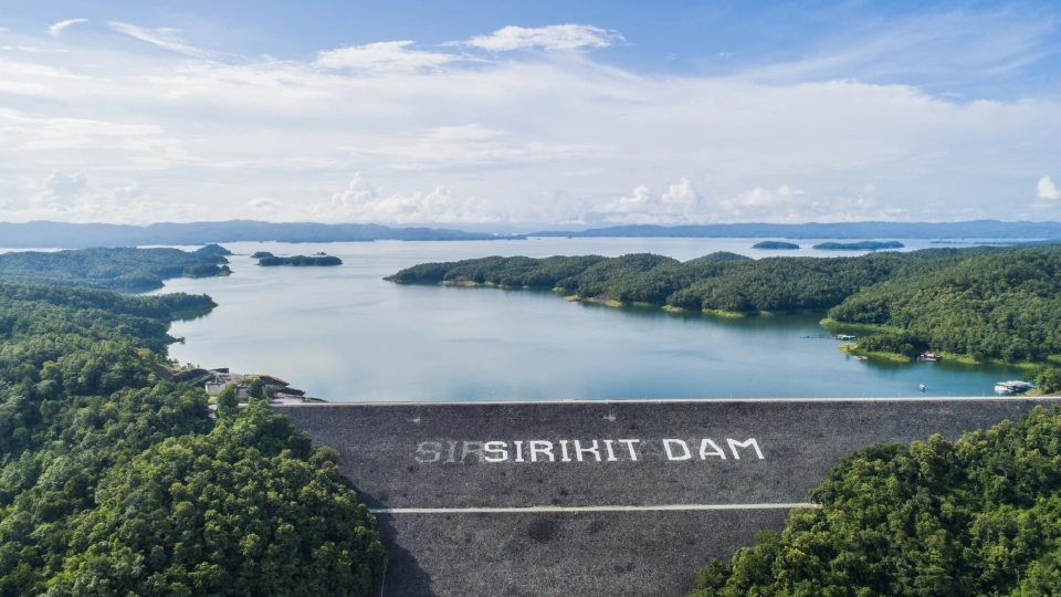“รมว.อรรถพล” นำทีม จัดกิจกรรมน้อมถวายความอาลัย “พระพันปีหลวง” ณ เขื่อนสิริกิติ์