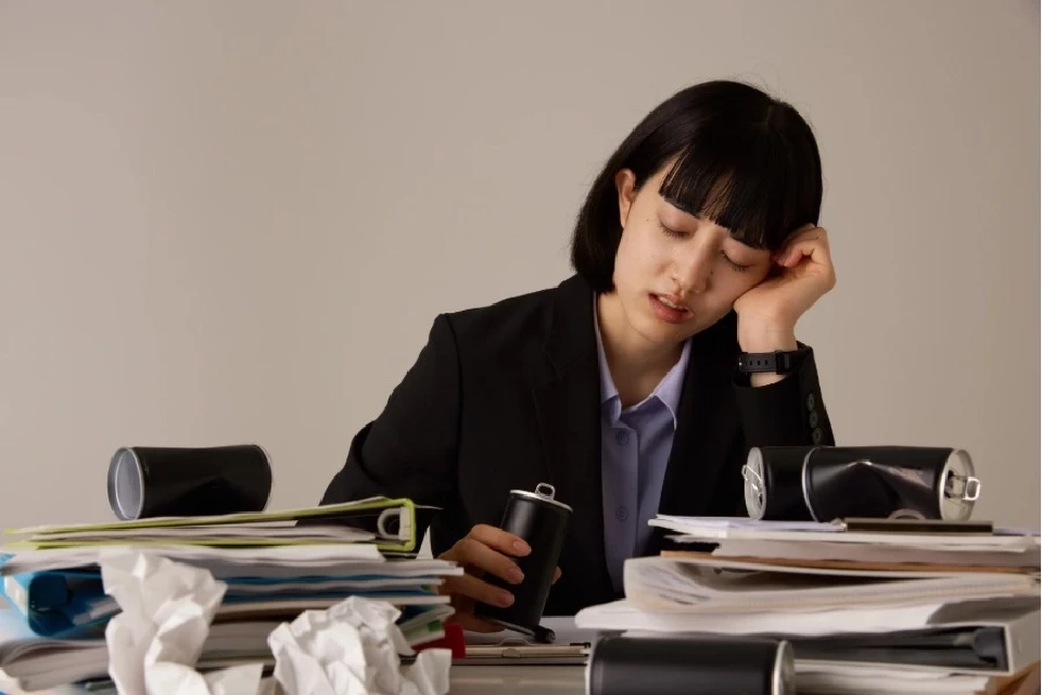 เช็ก 3 สัญญาณ "ภาวะหมดไฟ" ภัยเงียบวัยทำงานในยุคใหม่ พร้อมวิธีแก้เครียด