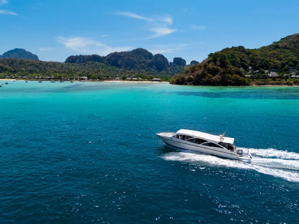 เรือสปีดโบ๊ท นำเราสู่โรงแรม SAii Phi Phi Island Village