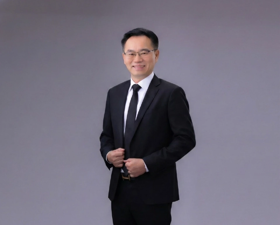 นายพิชิต  มิทราวงศ์ กรรมการผู้จัดการ ธนาคารพัฒนาวิสาหกิจขนาดกลางและขนาดย่อมแห่งประเทศไทย (ธพว.) 