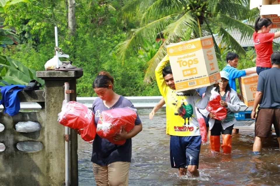 CRC ลุยช่วยน้ำท่วมภาคใต้ เปิดครัวสนาม–กระจายถุงยังชีพ สงขลา–พื้นที่ใกล้เคียง