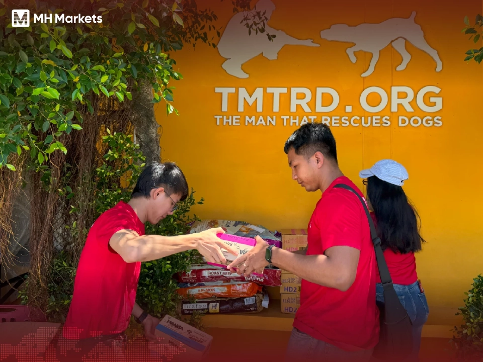 MH Markets ลงพื้นที่ชลบุรี มอบอาหารสุนัขหนุนมูลนิธิ The Man That Rescues Dogs