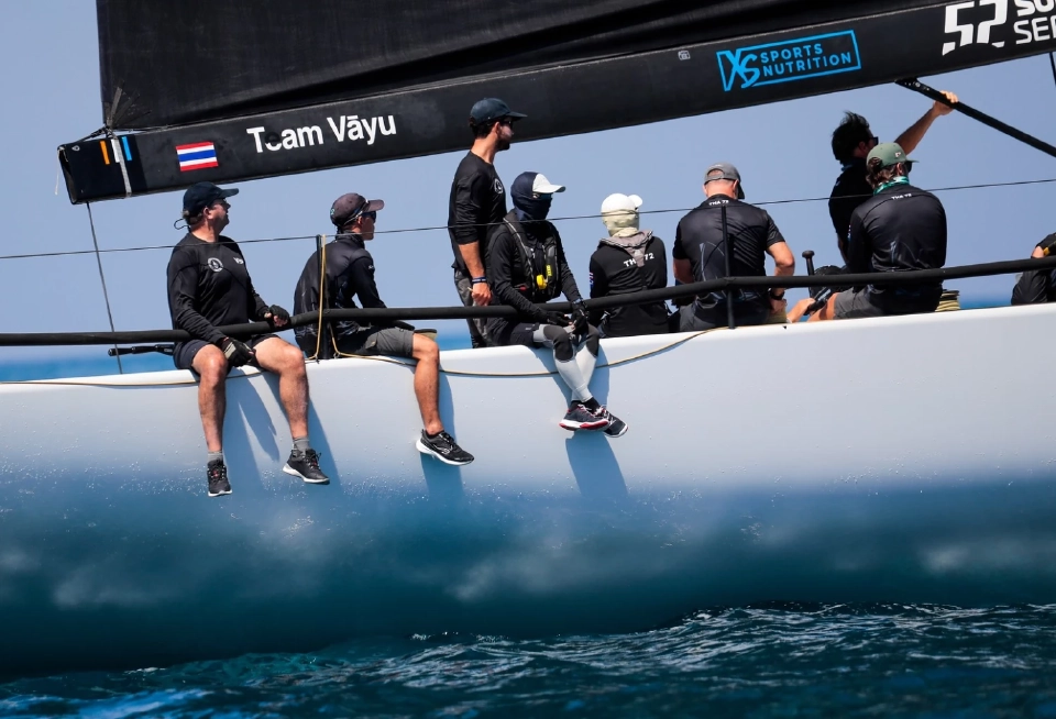 พระราชินี ทรงนำทีมเรือใบวายุ เข้าเส้นชัย อันดับ 1 เรซที่ 2 งานแข่งขันเรือใบนานาชาติภูเก็ต