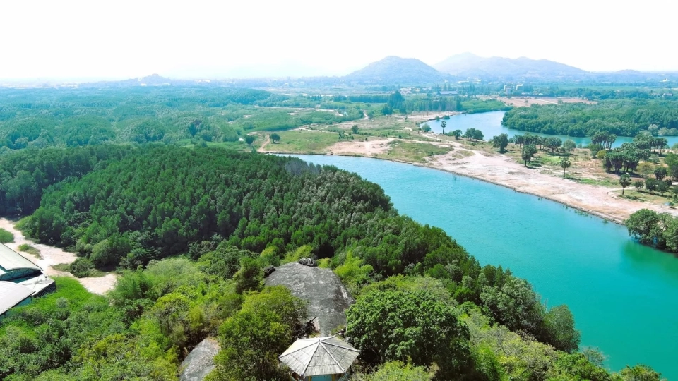 ปักหมุดเคาท์ดาวน์รับพลังธรรมชาติ "จุดชมวิวหินวาฬแม่ลูก" ปากน้ำปราณ