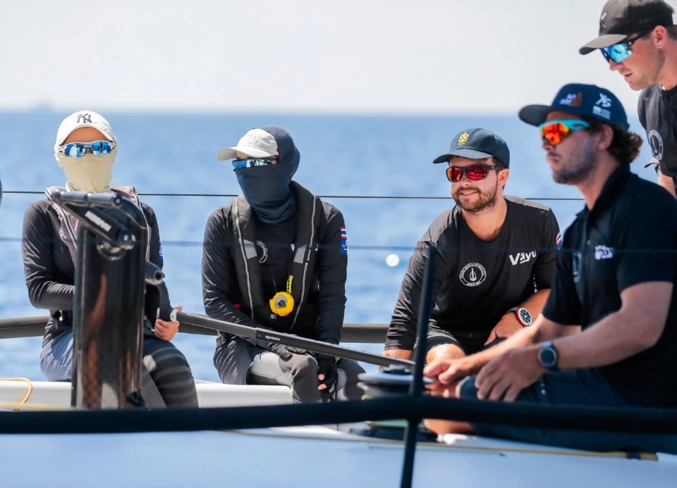 พระราชินี ทรงนำทีมเรือใบวายุ เข้าเส้นชัย อันดับ 1 เรซที่ 2 งานแข่งขันเรือใบนานาชาติภูเก็ต