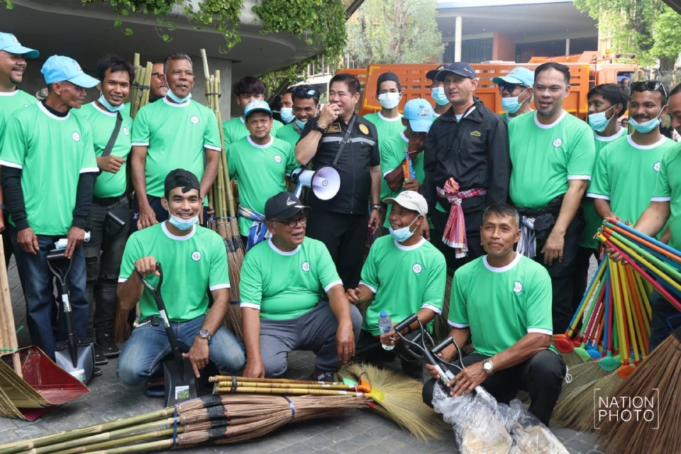 “ธรรมนัส”ระดมโรงครัวทำอาหารแจกช่วยชาวหาดใหญ่ จนประชาชนตั้งหลักได้