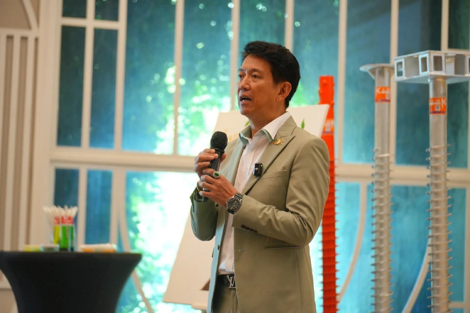 ประเสริฐ ธรรมมนุญกุล ประธานเจ้าหน้าที่บริหาร บริษัท เข็มเหล็ก จำกัด