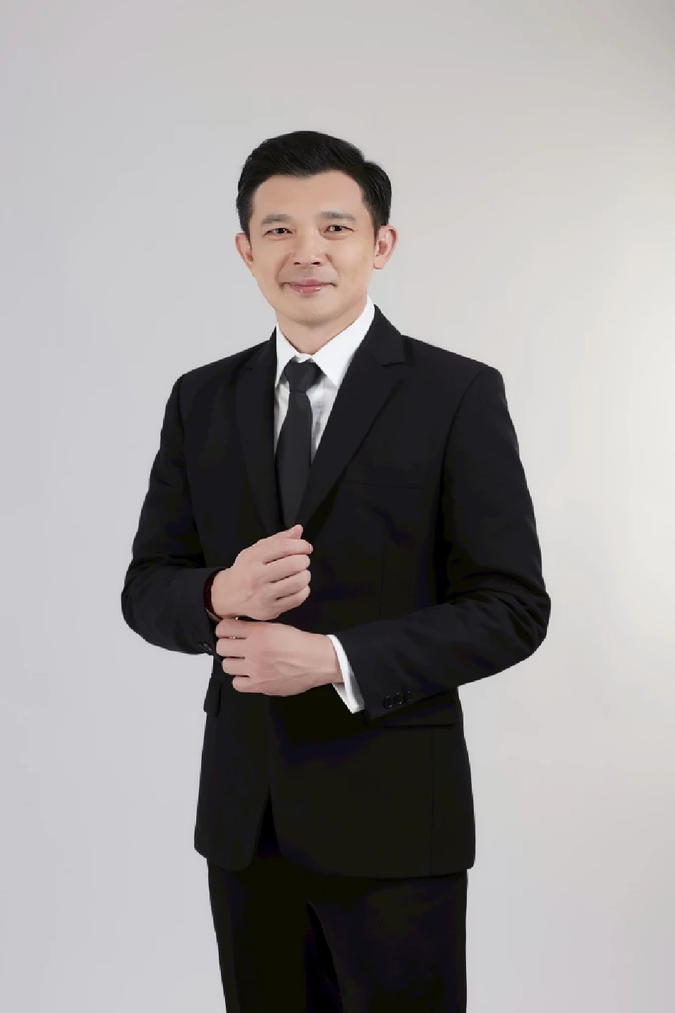 เอนก อยู่ยืน รองเลขาธิการ และโฆษก ก.ล.ต.