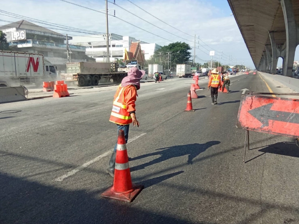 'ทางหลวง' สั่งปิดเส้นทาง เหตุรถบรรทุกดัมพ์ชน 'สะพานลอยถนนบางนา-ตราด'