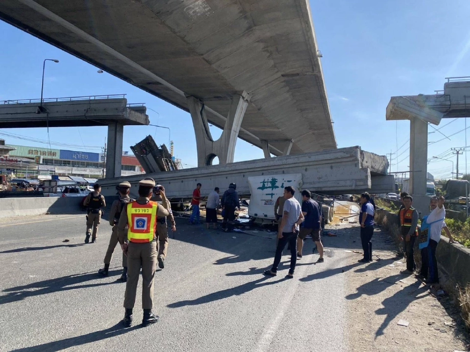 'ทางหลวง' สั่งปิดเส้นทาง เหตุรถบรรทุกดัมพ์ชน 'สะพานลอยถนนบางนา-ตราด'