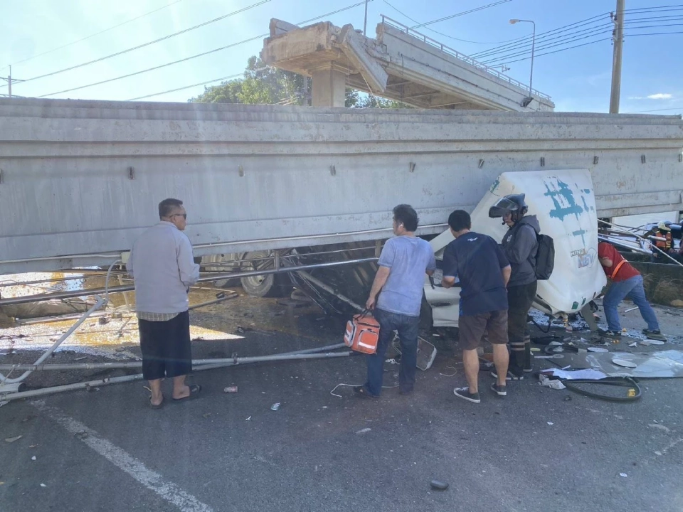 'ทางหลวง' สั่งปิดเส้นทาง เหตุรถบรรทุกดัมพ์ชน 'สะพานลอยถนนบางนา-ตราด'