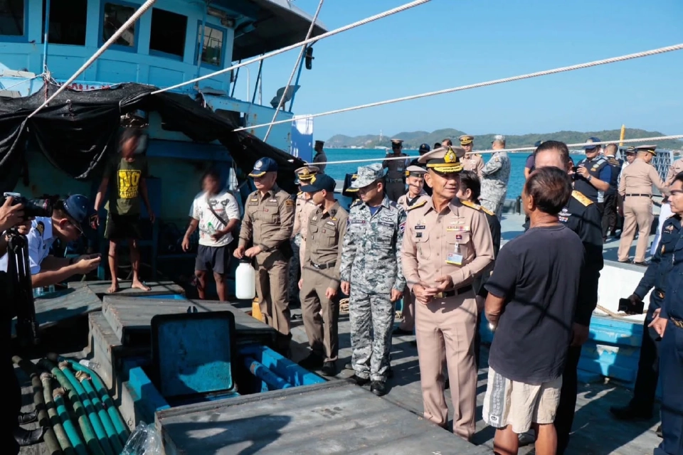 ทร. ยึดเรือน้ำมันเถื่อน 2.2 แสนลิตร กลางอ่าวไทย เร่งไล่ล่าคนบงการ