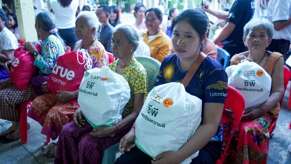 ซีพีอาสาลงพื้นที่อุบลฯ ซีอีโอ ‘ศุภชัย’หนุนอุปกรณ์แพทย์ช่วยชีวิต 10 ล้าน ไม่ทิ้งใครไว้ข้างหลัง
