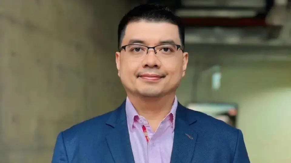 ผศ. ดร.เกียรติอนันต์ ล้วนแก้ว อาจารย์ประจำคณะเศรษฐศาสตร์ มหาวิทยาลัยธรรมศาสตร์ (มธ.) 